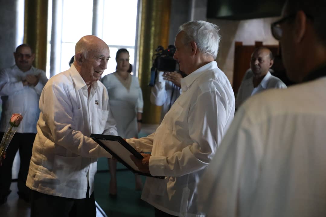 Este 16 de abril, jornada de honda significación histórica para Cuba, el Memorial José Martí acogió el acto de reconocimiento a cuadros y trabajadores del Partido que cumplen años de labor ininterrumpida. La fecha congrega tres efemérides decisivas: la declaración del carácter