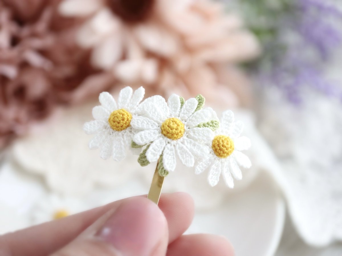 いつもいいねやリポストありがとうございます😊

久しぶりに80番レース糸で、小さなマーガレットのポニーフックを作ってみました🌼

小さくて可愛いです🤗💕

よかったらご覧ください♡

#編み物