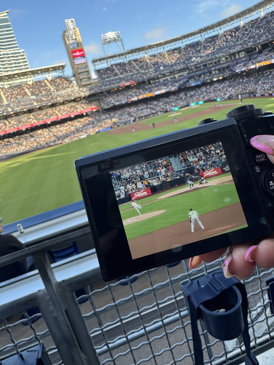 favvsz's tweet photo. Let’s go dads! https://t.co/5fiMAVbFqA