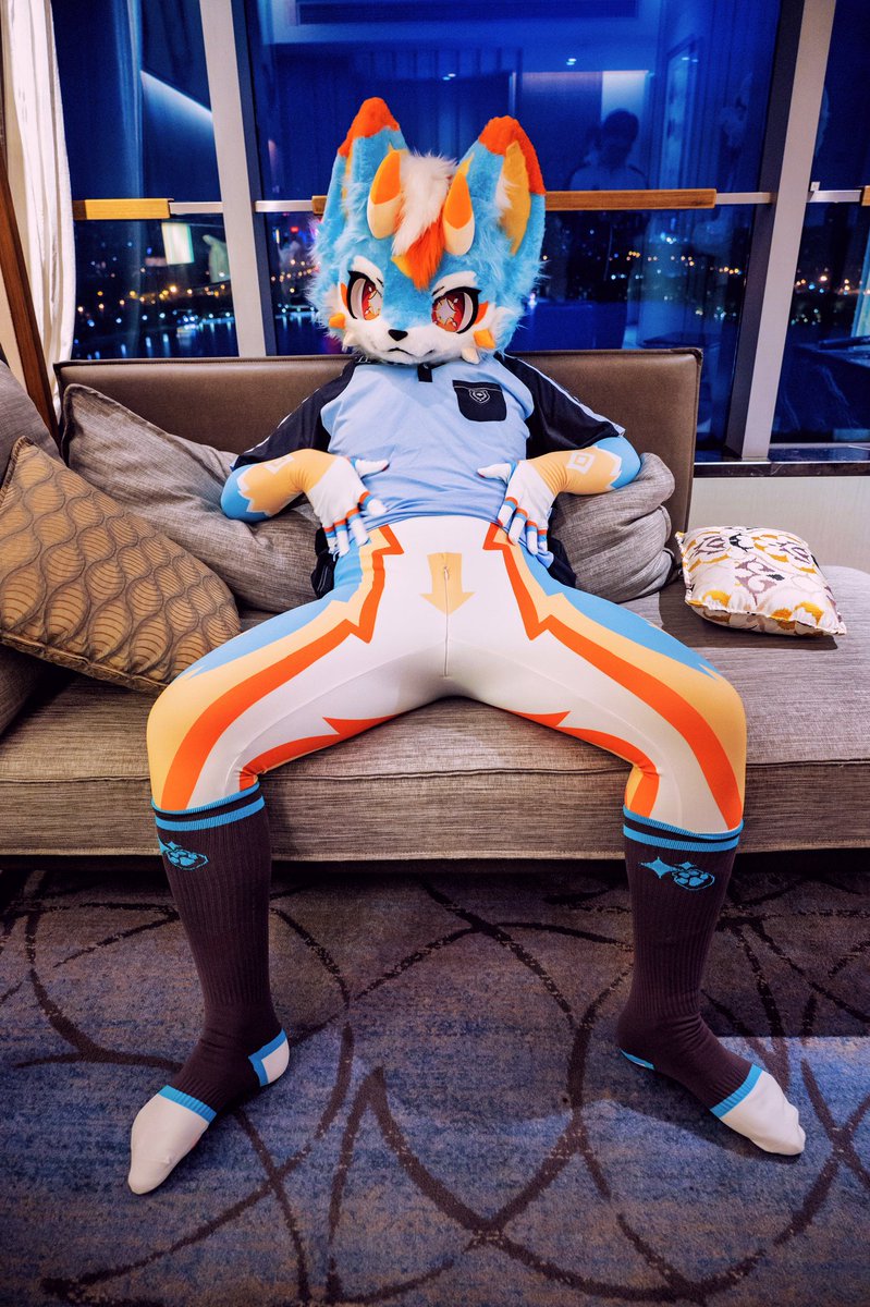 nothing11451's tweet image. —“跪下来，张嘴，你知道怎么做吧？”
—“小狗，收牙，弄疼我的话，有惩罚的哦～”

#furry #zentai #zen #fursuit #兽装