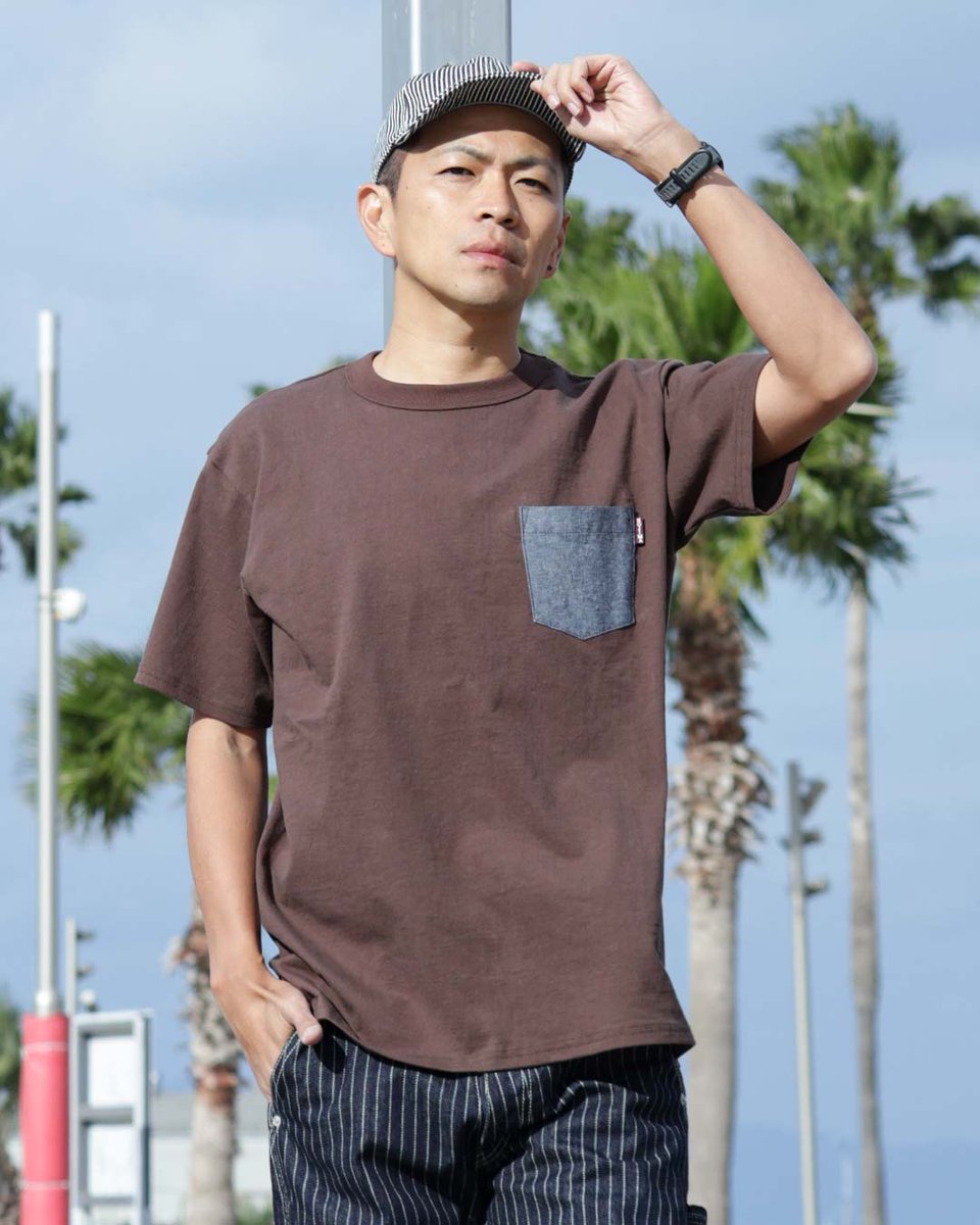HOOK_LET's tweet photo. 児島ジーンズ｜ポケットTシャツ

ジーンズのバックポケットから着想を得た胸ポケットを、シャンブレー生地で切り替えた丸胴Tシャツ。

ぜひ一度、ご覧ください。

https://t.co/Bsfyw0hom2
https://t.co/ieo6UqV9PJ

#児島ジーンズ #Tシャツ #ポケットTシャツ #シャンブレー #アメカジ #夏コーデ https://t.co/4b5h4BiGMm