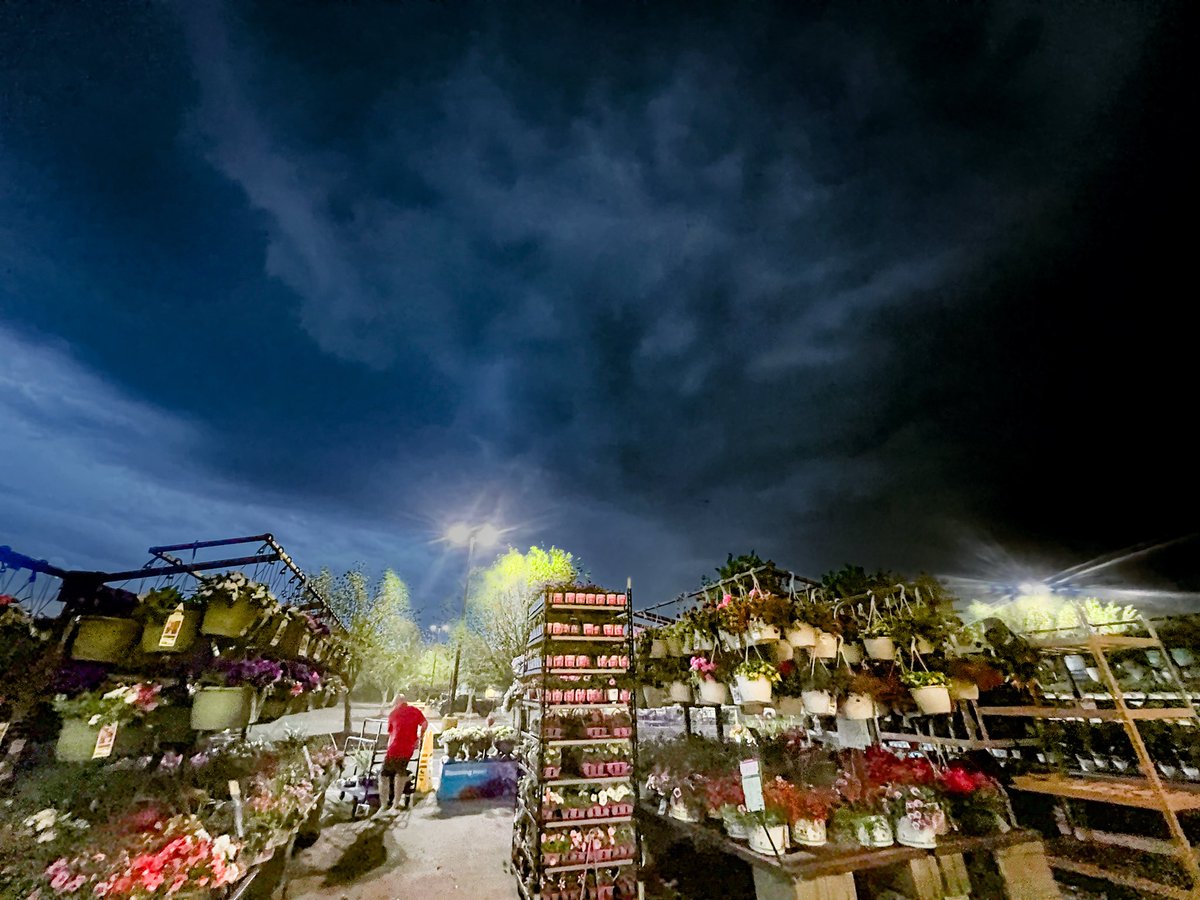 KelseysBees's tweet photo. @DanielleBreezy  I was at work this evening working in the garden center. It got darker by the minute! Thankfully I was able to get home before it started https://t.co/WgMtxIUsjs
