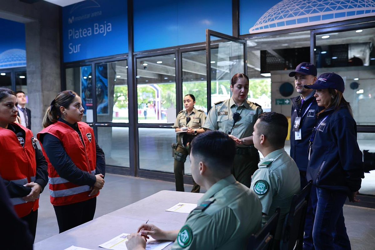 SubPrevDelito's tweet photo. En el marco de la Ley de Seguridad Privada, equipos de la Subsecretaría de Prevención del Delito realizaron una fiscalización intensiva previo al concierto de Laura Pausini, con el objetivo de verificar el cumplimiento de la normativa vigente en el recinto.

Estas acciones buscan reforzar la prevención y asegurar que las medidas de seguridad se implementen correctamente, resguardando a todas las personas asistentes y dando cumplimiento a la ley.
