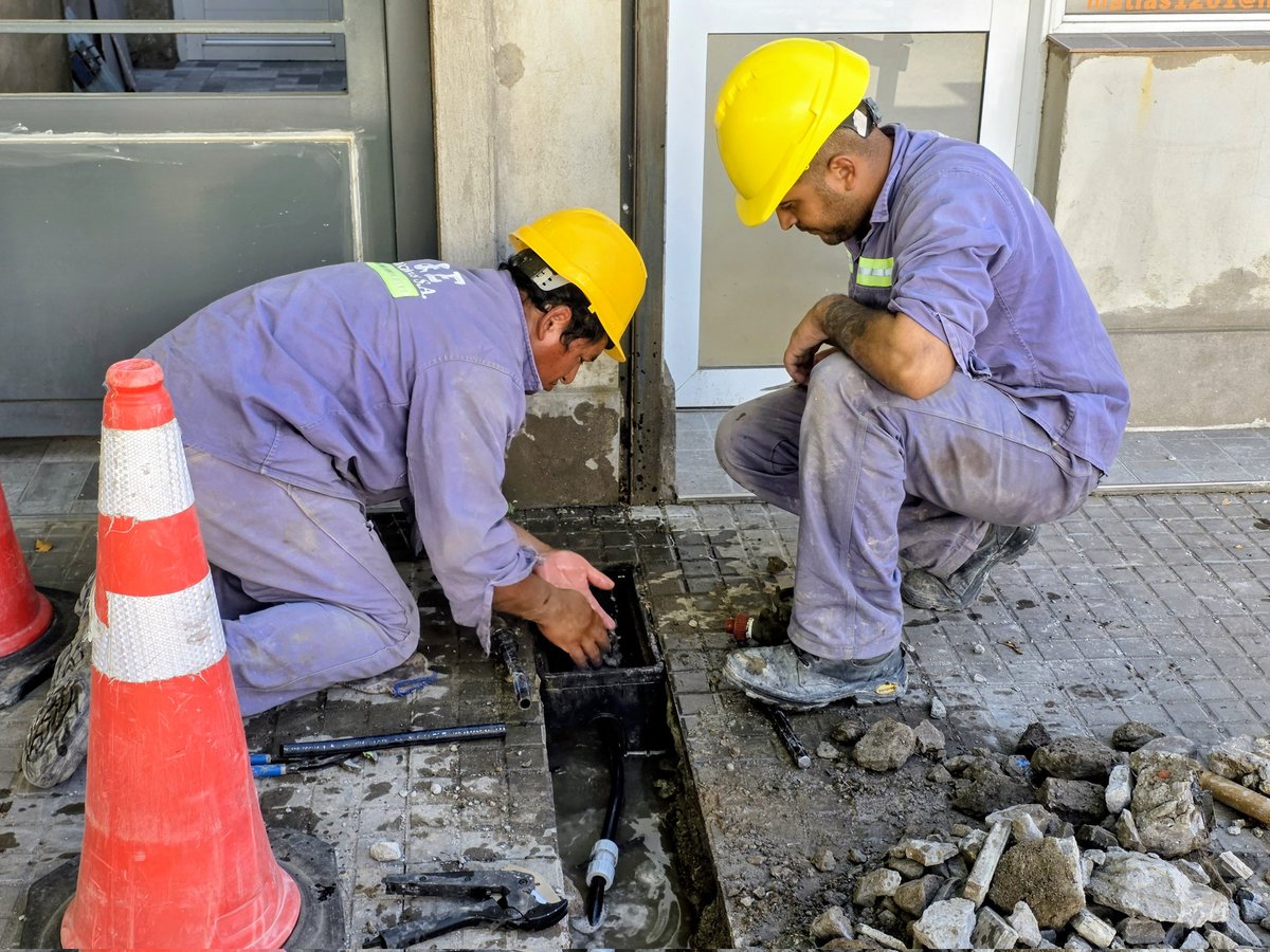 La empresa C&amp;E continúa con los trabajos de reparación y recambio de cañerías en el casco histórico de la ciudad.

En esta etapa se están llevando adelante tareas de recambio y reparación de conexiones domiciliarias, junto con la instalación de válvulas esclusas en distintas