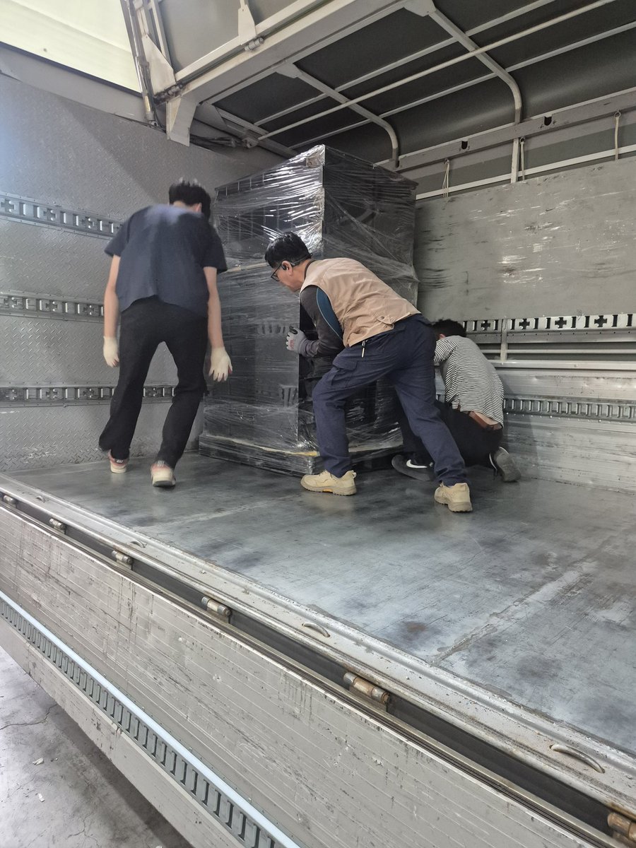 今日は、レオパードゲッコーの繁殖およびケア用として注文していたラック飼育ケージ100台が、当社の施設に到着する予定です。
腰のヘルニアが出そうな一日になりそうです…