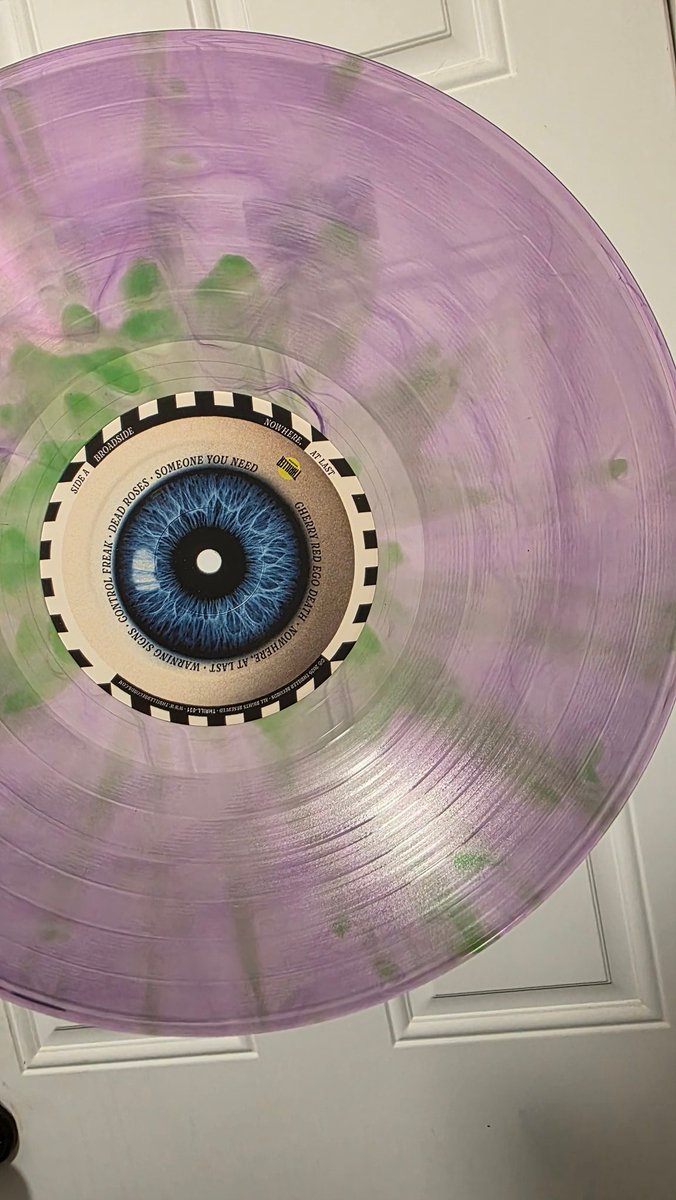 laughtracks_'s tweet photo. She is beauty!! She is grace!! Also had no idea this came with a signed picture so that was a nice surprise. 🙂‍↕️ https://t.co/zvYjnM1B5L