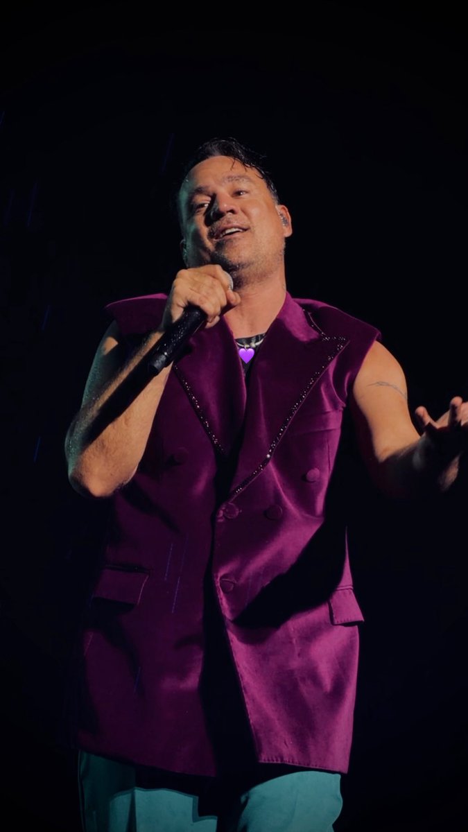 cómo vas a mirar así a tu gente por favor él quiere que me arranque el corazón y se lo dé cuando claramente es lo que pienso hacer