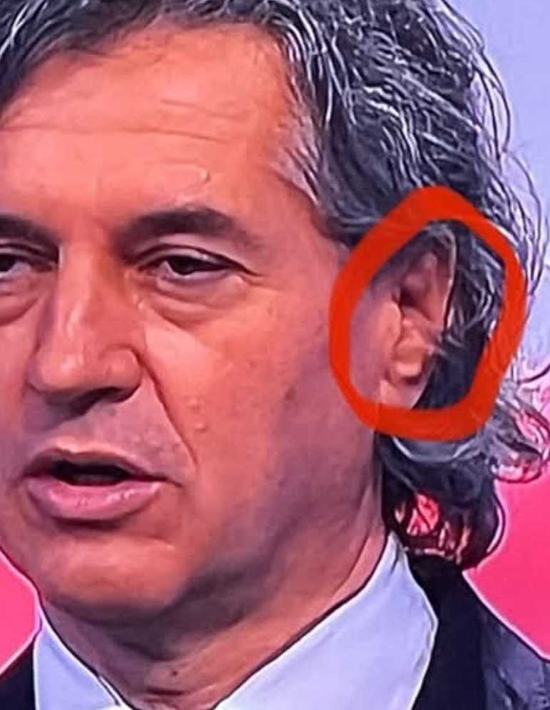 Tisti čas v letu, ko nas bo o izmišljenih "prevarah" učil politik, ki je na glavnih predvolilnih soočenjih proti vsem pravilom  uporabljal prišepetovalno ekipo.