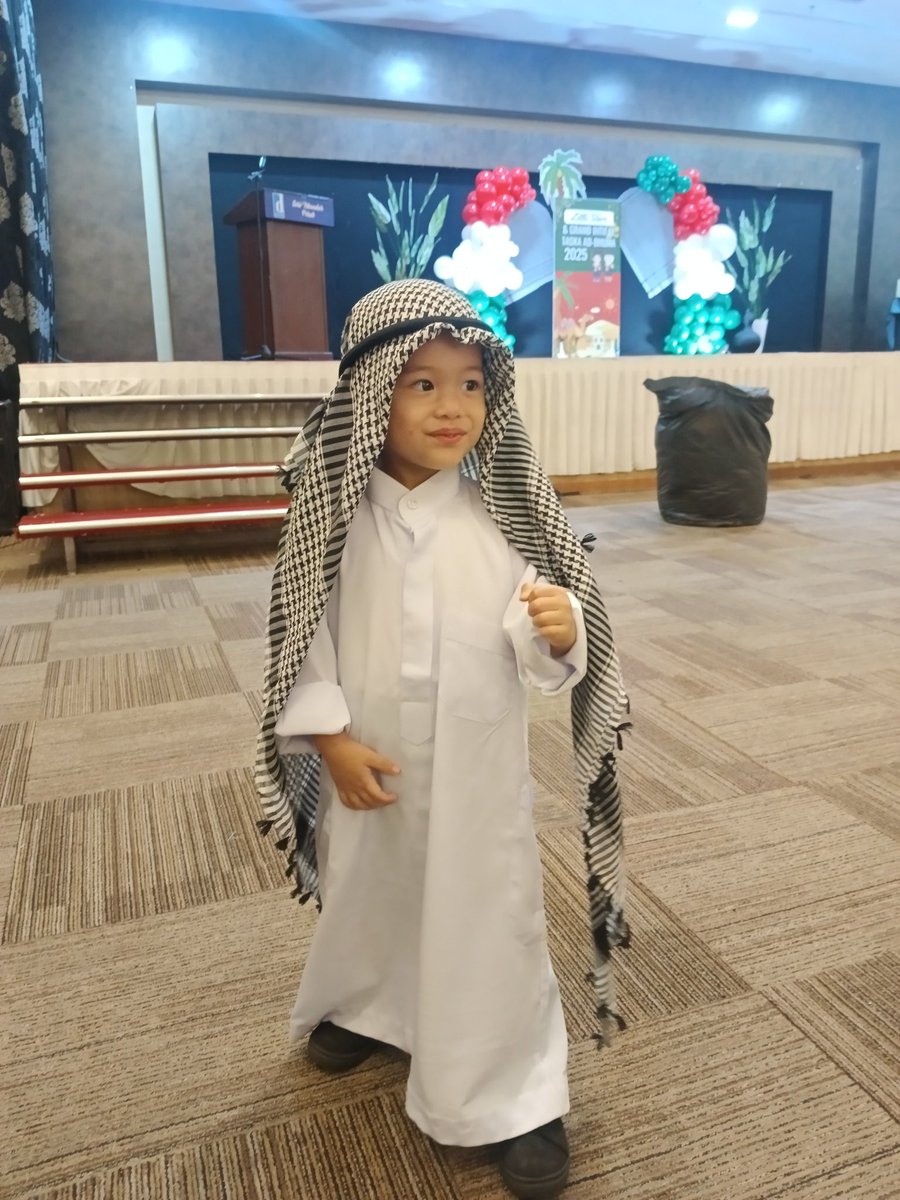 ayuniothman's tweet photo. Hari kejadian. Gigih malam sebelum tu cari jubah putih budak kecik ni. Huhu. Ayahnya pun sanggup pakai macam tu  untuk bagi semangat kat Saif. https://t.co/tU5XAIMoDT