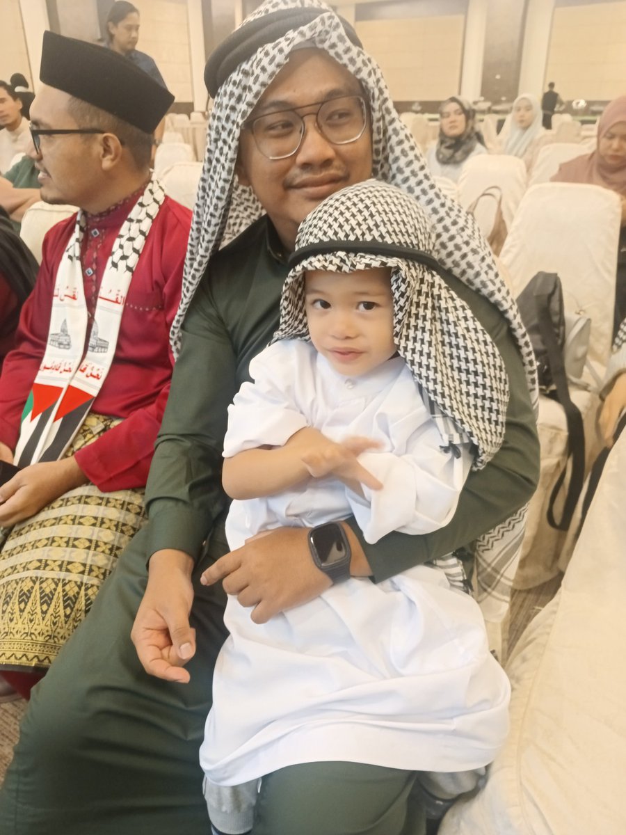 ayuniothman's tweet photo. Hari kejadian. Gigih malam sebelum tu cari jubah putih budak kecik ni. Huhu. Ayahnya pun sanggup pakai macam tu  untuk bagi semangat kat Saif. https://t.co/tU5XAIMoDT