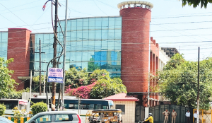 TheDailyPioneer's tweet photo. Amidst peace, uncertainty lingers on Noida Sector 63 streets
Click - https://t.co/ztzKIdqo2L
#NoidaUnrest #LabourProtest #WorkerRights #IndustrialArea #UttarPradesh #NoidaSector63 #WageIssues #FactoryWorkers #EconomicStruggles #MigrantWorkers https://t.co/Iwn64KB68M