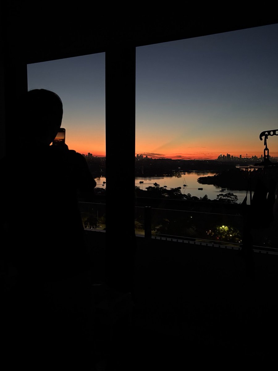 새벽에 집에 있는 강아지가 너무 짖어서 깼는데 눈 앞에 풍경이 말도 안돼 이래됨 짖어줘서 고마워 ㅜ ㅜ