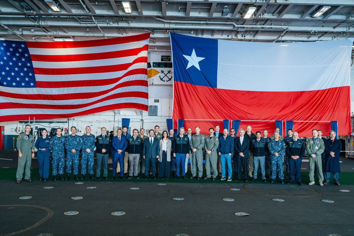 SA_Defensa's tweet image. 📍Chilean EEZ (🇨🇱)

President @joseantoniokast visited the USS Nimitz (CVN-68) as she transitioned through Chilean waters as part of #SouthernSeas2026.
