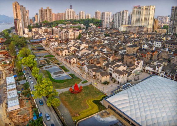 cich723453824's tweet image. 第十五届中国（温州）国际园林博览会启幕，鹿城分会场的朔门古港考古遗址公园的古街内，瑞安陶山汉臣陶艺工作室开设的“汉臣”瓯窑店，时隔千年，将陶山瓯窑重新送回启航的古老港口。 #InternationalGardenExpo #GreenLiving