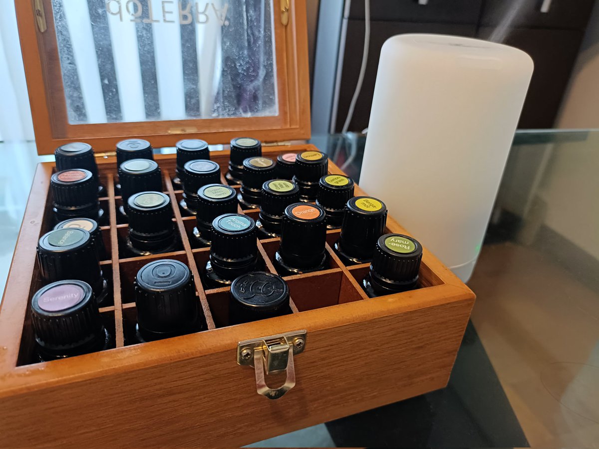 昨日からまたもや喉が激痛💦
今年はやたら風邪を引いてしまい情けないなぁ😞
ひとまず喉に効くアロマをブレンドしてディフィーズ
#風邪対策