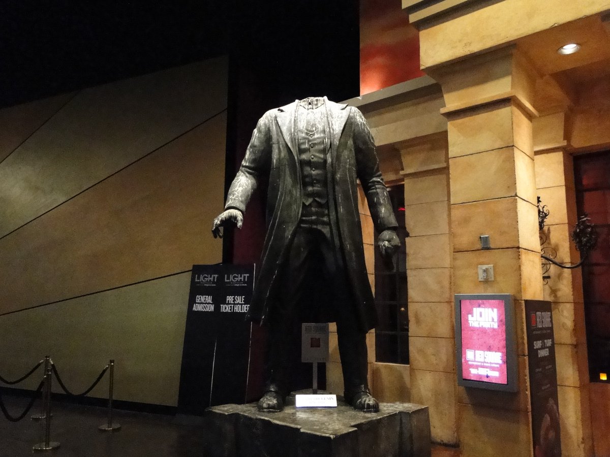 MarkWerling5's tweet image. The Germans smuggled Lenin into Russia to destabilize them during World War I.  He arrived today in 1917.  

Here, we see a headless Lenin at a vodka bar in Las Vegas.  #WorldWarI #Lenin