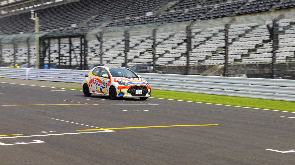 Netz_Fukui's tweet image. おはようございます！
#192はこんな感じのラッピングです！

そして、朝の練習走行無事終了！
昼からに備えます！
今回のメンバー達載せていきます

新型、清水。

#Yaris #Race #YarisCup #ヤリスカップ #鈴鹿 #トヨタ #ネッツトヨタ福井