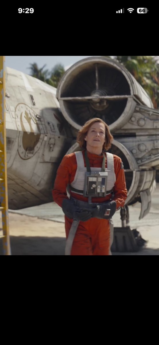 I CANT OMG SHE LOOKS SO GOOD