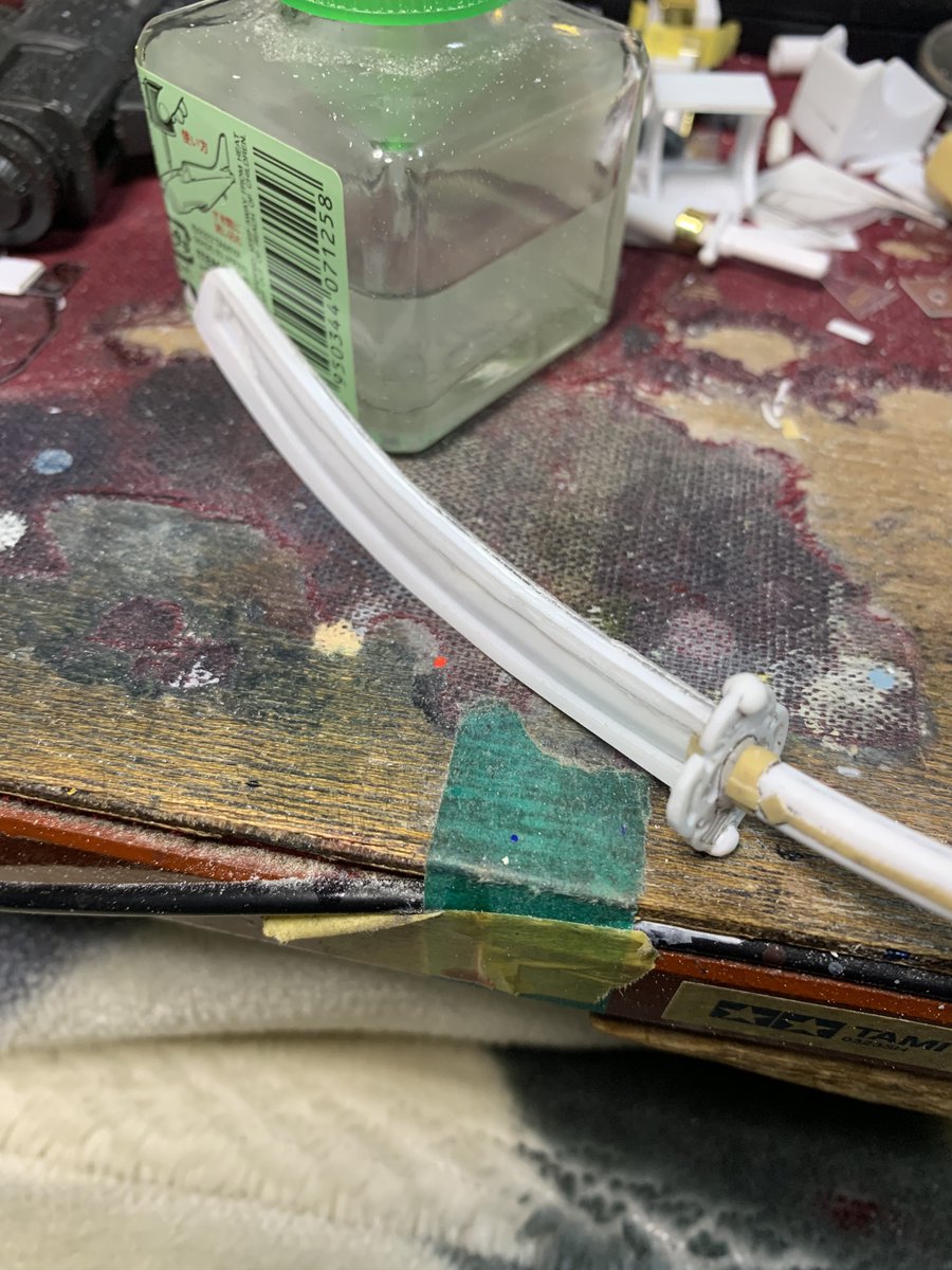 鞘を作ってるんだが、大外のプラ板は透明を使えばどれくらい細く削れるかわかるので便利だと気付く。