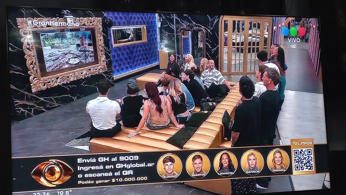 El big quiere ver el mundo arder, Luana, Zunino Y fabio tienen que permanecer atados para ganar un asado y helado para toda la casa  y para ellos tres solos tienen peli y pochoclos  #GranHermano 
#GranHermanoGeneraciónDorada