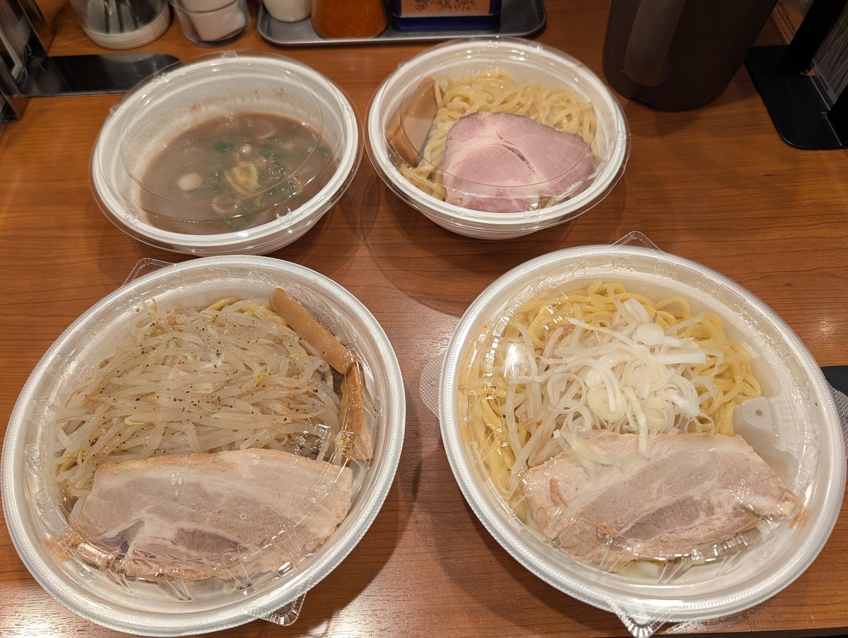 Sevenbird818's tweet photo. おはようございます
宅配ではなくお持ち帰りのテストしました
商品受け取って食べるまで、15分位でした
が、醤油ラーメンは作り方は同じでも
全然別物の感じで美味しくない……
味噌、まぜそば、つけ麺は
美味しく頂けました！
今後考えてみたいと思います！ https://t.co/eAnHze8bkF