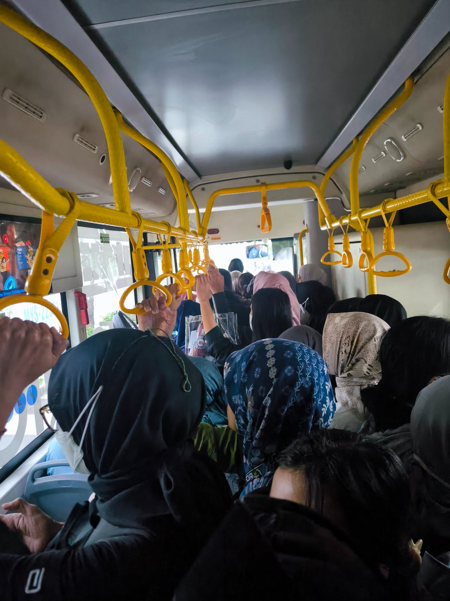 irahalulus15's tweet photo. @PT_Transjakarta ini Transjakarta ikutan WFH ya? 
D21 Tanjung Barat - Simatupang jam 8-9 pagi ini.
Antrian di halte Tanjung Barat mengular panjang. Banyak sekali yang tidak bisa naik. https://t.co/iTNp3TAAPK