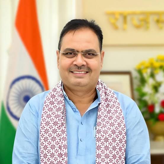 dineshbohrabmr's tweet photo. राजस्थान सरकार की भ्रष्टाचार के प्रति ‘जीरो टॉलरेंस’ नीति के तहत जयपुर के मानसरोवर थाना क्षेत्र से एक बड़ा घटनाक्रम सामने आया है।

देर रात तक प्रमोद शर्मा अपने जन्मदिन के अवसर पर समर्थकों से घिरे रहे। उनके घर के बाहर बड़ी संख्या में लोग जन्मदिन मनाने के लिए एकत्रित हुए थे।

अलसुबह प्रमोद शर्मा ने एक वीडियो जारी कर अपने जन्मदिन का कार्यक्रम स्थगित करने की घोषणा की। उन्होंने अत्यधिक भीड़ के कारण व्यवस्थाओं को संभाल पाना संभव न होने का हवाला देते हुए कार्यक्रम टाल दिया।

हालांकि, इसके कुछ ही समय बाद मानसरोवर थाना पुलिस ने कार्रवाई करते हुए प्रमोद शर्मा के खिलाफ एफआईआर दर्ज कर ली। इस एफआईआर में अवैध भूमि कब्जा, प्रभाव और संबंधों का दुरुपयोग, रिश्तेदारों के पद का गलत इस्तेमाल कर लोगों को धमकाने, उनसे अवैध धन वसूलने तथा ट्रांसफर आदि के नाम पर पैसे लेने जैसे गंभीर आरोप शामिल हैं।

पुलिस ने उनकी गिरफ्तारी के प्रयास किए, लेकिन मीडिया सूत्रों के अनुसार वे फिलहाल फरार बताए जा रहे हैं और अभी तक पुलिस की पकड़ से बाहर हैं।

अब देखना यह होगा कि पुलिस उन्हें कब तक गिरफ्तार कर पाती है और इस मामले में आगे क्या कार्रवाई होती है।
