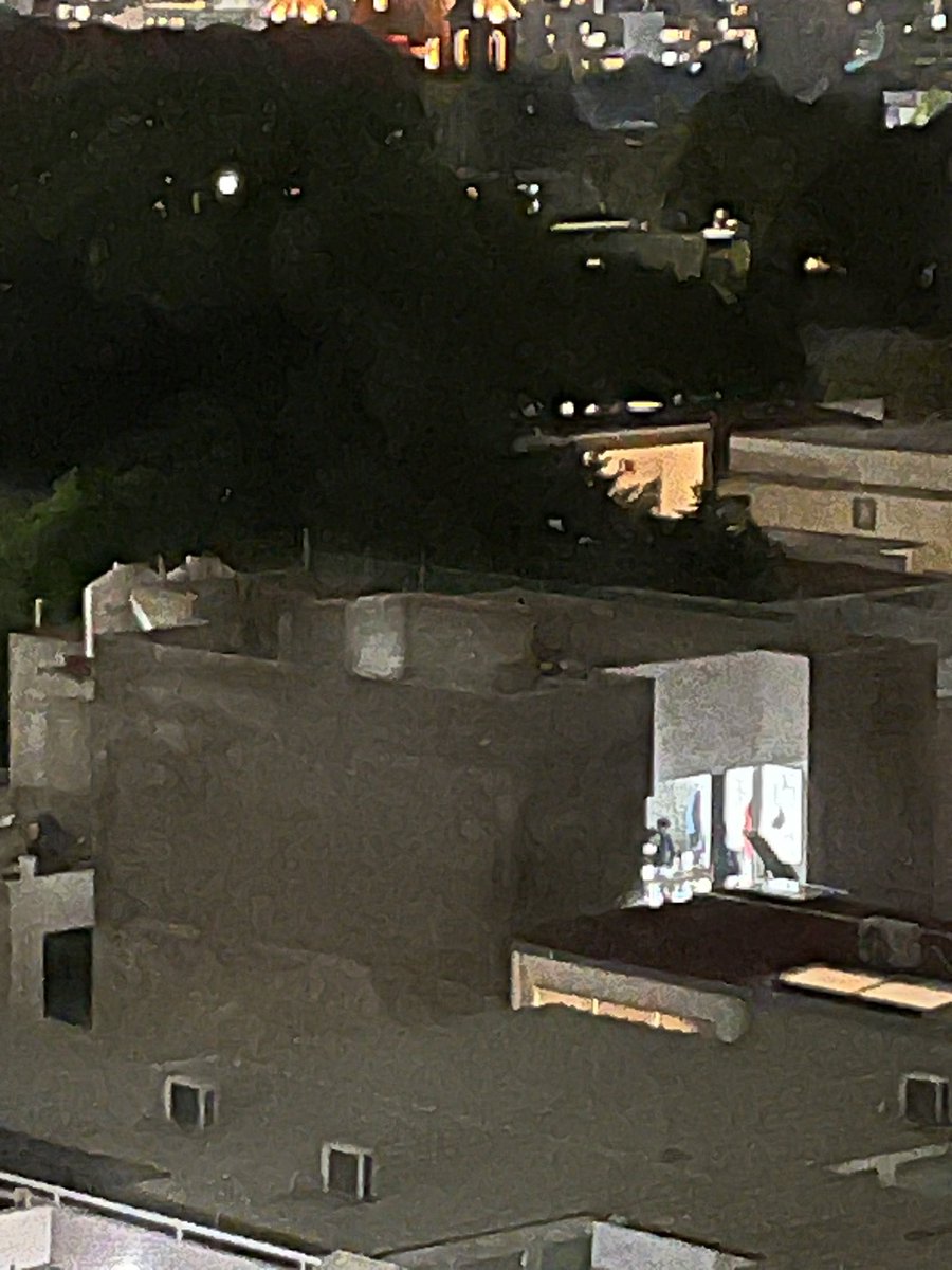 ConvivirEn's tweet photo. @lavozdepolanco @mauriciotabe FOTO AHORA … desde hace días, grupo de obreros pernocta en la obra. Trabajando durante el día, a puerta cerrada https://t.co/8YTnQL0HuE