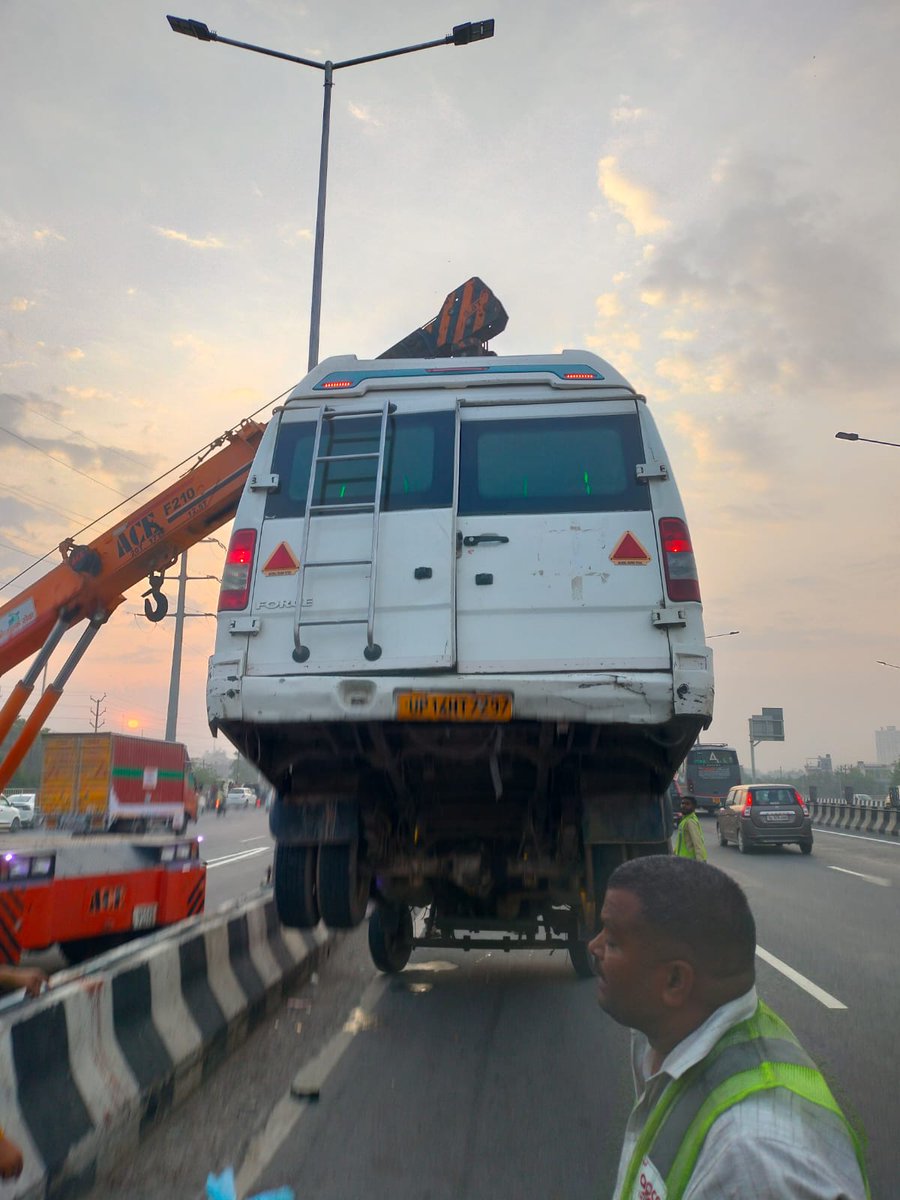 lokeshRlive's tweet image. #Ghaziabad में NH 9 पर सड़क किनारे खड़े होकर थार सवार और बाइक सवार बात कर रहे थे तभी पीछे से टेंपो ट्रैवलर आया और तीनों को रौंद दिया, मौके पर ही तीनों की मौत हो गई, टेंपो ड्राइवर को पुलिस ने हिरासत में लिया है। टेंपो में बैठी महिलाएं भी घायल हुई है। 
मृतक में एम प्रवीन वर्मा