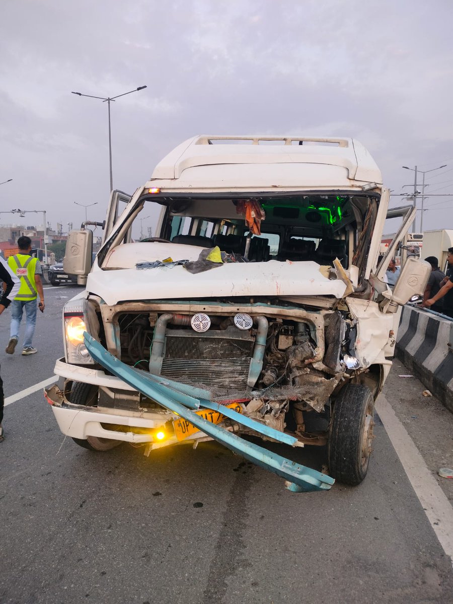 lokeshRlive's tweet image. #Ghaziabad में NH 9 पर सड़क किनारे खड़े होकर थार सवार और बाइक सवार बात कर रहे थे तभी पीछे से टेंपो ट्रैवलर आया और तीनों को रौंद दिया, मौके पर ही तीनों की मौत हो गई, टेंपो ड्राइवर को पुलिस ने हिरासत में लिया है। टेंपो में बैठी महिलाएं भी घायल हुई है। 
मृतक में एम प्रवीन वर्मा