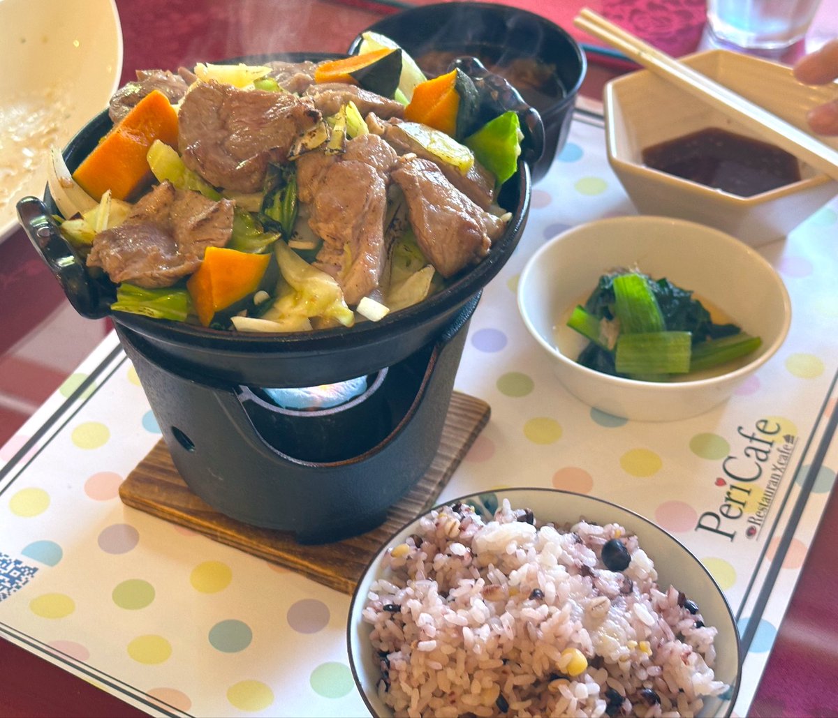 pericafe's tweet photo. おはようございます☀️  
🌸春の旬食材が充実しています🌸  
たけのこ来ました！！！！🎋
【本日のおすすめポイント】  
・白えび：上品な甘みと軽やかな口当たり  
・ホタルイカ：濃厚な旨味と春らしい味わい  

🍝本日のおすすめ  
・🐟春の海鮮てぇしょく
　（生ホタルイカ・白えび・白えびかきあげ）  
・🌸春の天ぷらてぇしょく
　（たけのこ&穴子）  

・🍝ホタルイカのペペロンチーノ  
　（にんにく🧄×海🌊）  

・🍱ハモの蒲焼きてぇしょく
　（**ふっくら甘辛タレがけ**）  

・🍣サーモンはらすいくら御膳  
　（**脂乗りのサーモン＋いくら**）  

・🐑ジンギスカンてぇしょく
・🌮ハラペーニョタコライス  
・🍛**ふわとろオムレツのせハヤシライス**  
・🍗ジャンバラヤ＆フライドチキン  

🍰デザート  
🌿**ピスタチオといちごのバタークリームサンド**  
🍓**いちごモンブランムースケーキ**  
🥜**キャラメルチョコナッツショートケーキ**  
🍵**濃厚抹茶といちごのロールケーキ**  

👉 春の味覚を楽しむならぜひ本日おすすめです  

明日は日本酒イベントへ出張🍶  ⊂二二二（　＾ω＾）二⊃ﾌﾞｰﾝ

対戦よろしくお願いします(＾ω＾)