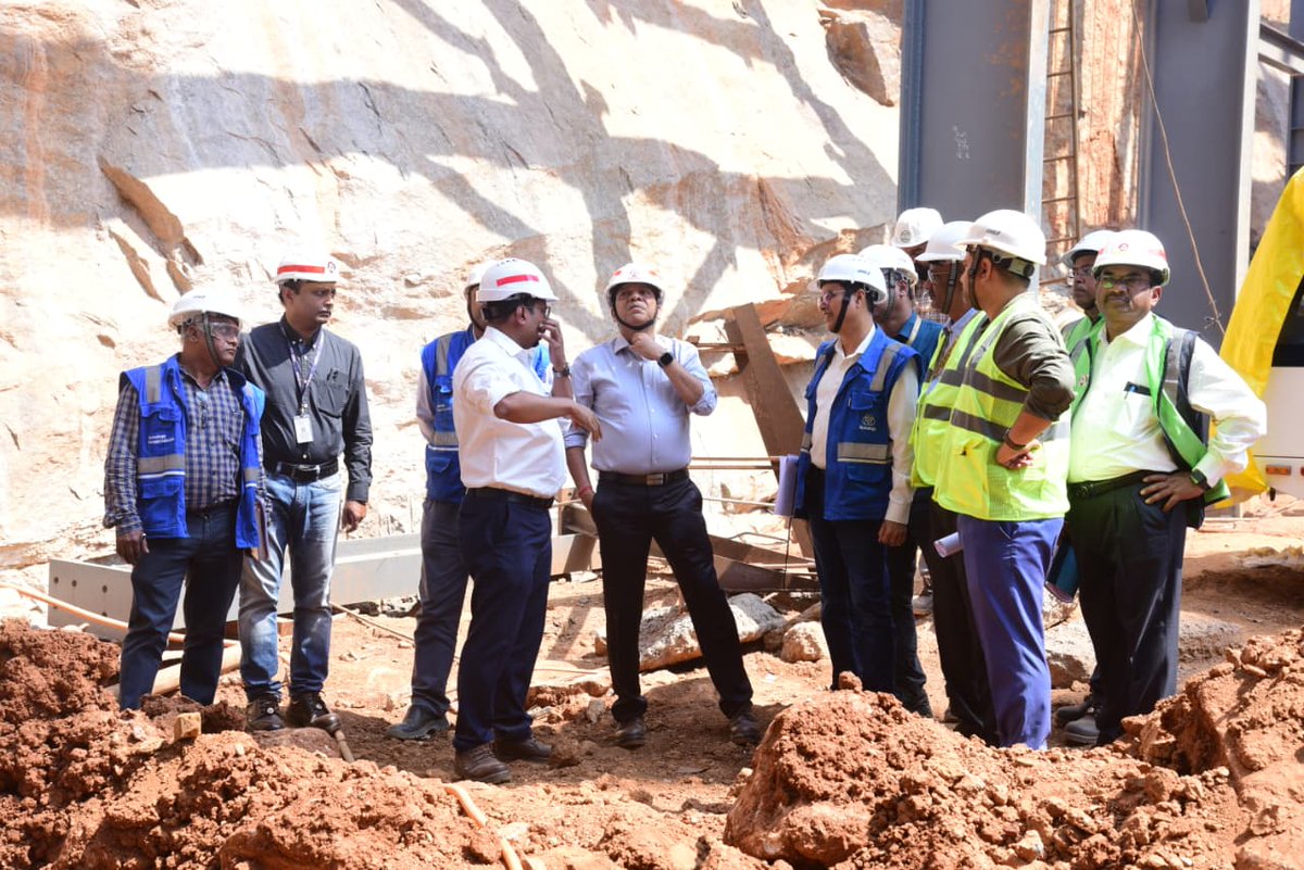 NALCO_India's tweet image. Driving growth with vision and precision! Shri B.P. Singh, @CMDNALCO, along with Shri Jagdish Arora, Director (P&amp;amp;T), undertook detailed site inspections in the presence of project partners at the M&amp;amp;R Complex, #Koraput, to review the progress of #Expansion activities. Accompanied