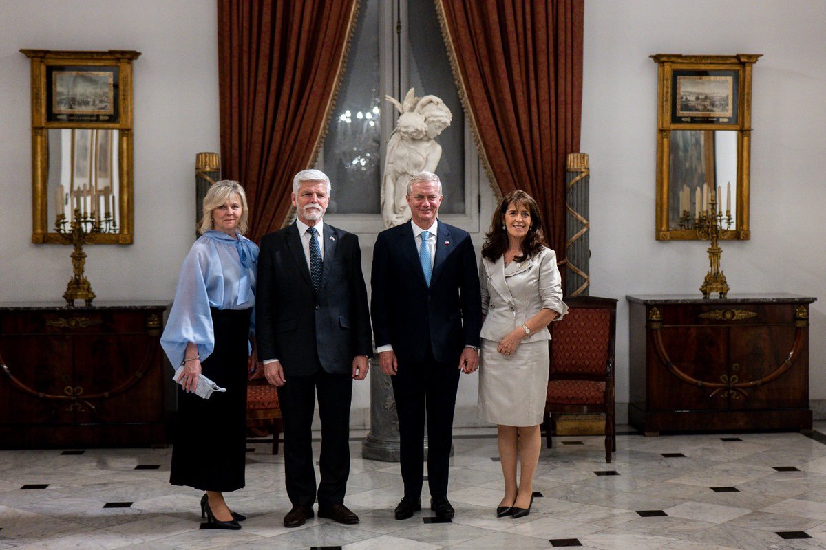Oficina_Pdte's tweet photo. El Presidente José Antonio Kast recibió al Presidente de República Checa, Petr Pavel, reforzando una alianza estratégica para el desarrollo de Chile.
Se firmaron acuerdos en materia antártica y espacial que fortalecen la cooperación y la proyección internacional del país. https://t.co/FsbOrSTJ46