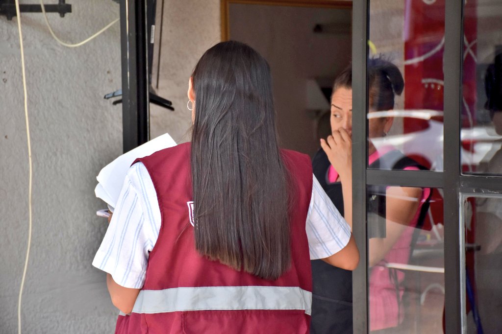 PDHCDMX's tweet photo. #Entérate | El día de hoy, como parte del equipo de la Secretaría de Gobierno de la CDMX, la IESIDH acompañó a la Jefa de Gobierno, Clara Brugada, en la jornada #CasaPorCasa en la colonia Moderna, alcaldía Benito Juárez. 🏠✍️

Seguimos recorriendo las calles, tocando puertas y escuchando de frente a las y los vecinos para brindar atención directa y dar seguimiento a cada petición. ¡Cerca de las personas, garantizando el acceso a los derechos humanos!

#IESIDH #CasaPorCasa #BenitoJuárez #ClaraBrugada #SecretaríaDeGobiernoCDMX #GobiernoDeTerritorio #CDMX