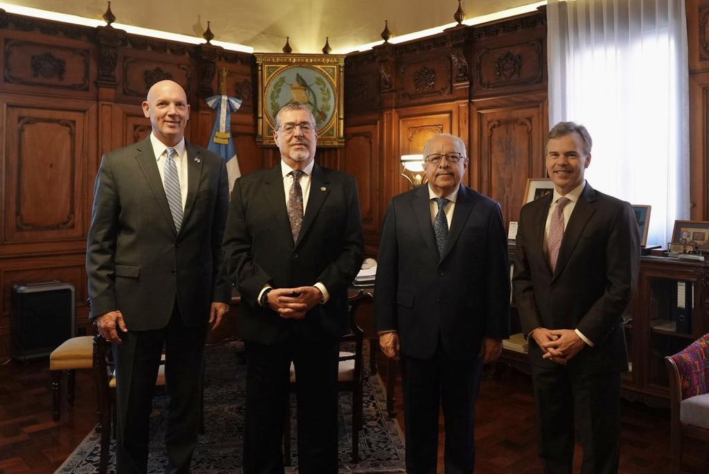 🚨 Se despide de Guatemala y apunta a Venezuela: crece la expectativa
El diplomático John Barrett sostuvo su reunión de despedida con el presidente Bernardo Arévalo de León, destacando los avances en cooperación entre ambos países.
Aún no ha llegado a Venezuela, pero su próximo