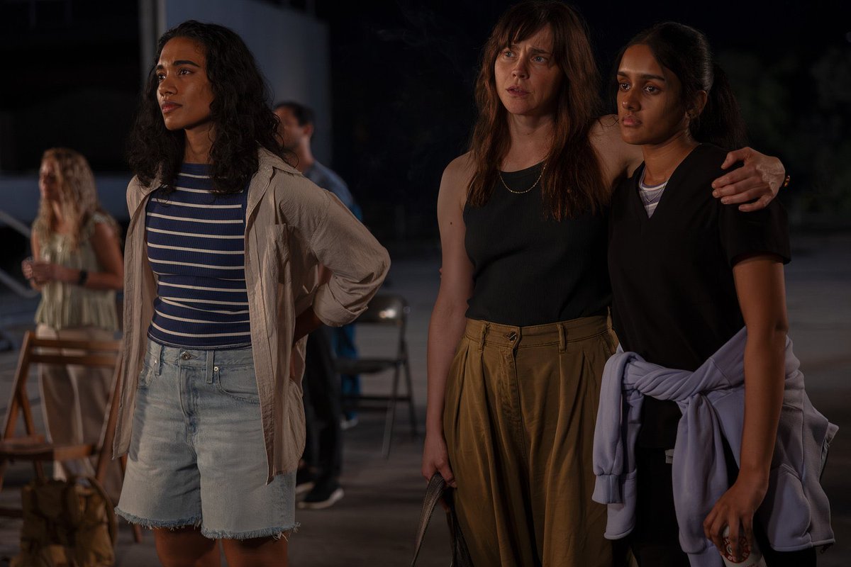 flowrday's tweet photo. season 2 roof finale scene > season 1 roof finale scene THANK YOU LESBIANS https://t.co/Tk5aoiiOmz
