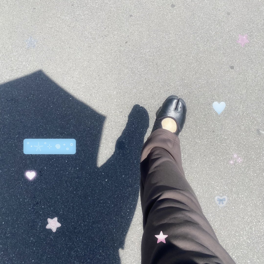 colorfulstaff's tweet image. 今日は牡羊座新月が話題ですね⋆⁺₊⋆ 
「新しいこと◎」と聞いて、こないだ深夜に衝動買いしたスニーカーをデビューさせました♡

第一歩は完璧。
あとは全部なんとかなる。笑

この勢いでVOL.6無事校了までいきたいところ！！
#カラフル な一日を🌈
#COLORful