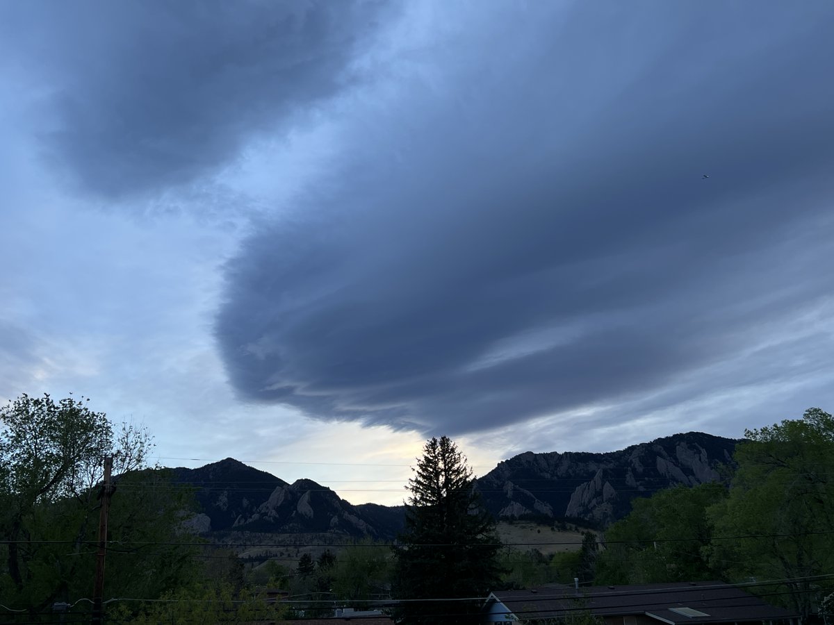 SchwartzNow's tweet image. Giant lenticular over the Flatirons
#Boulder #COwx
