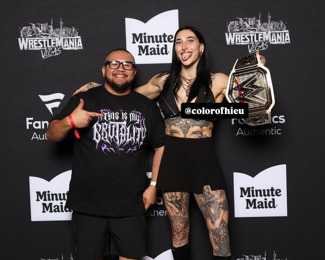 AMari552's tweet image. More pics from @RheaRipley_WWE meet and greet with awesome poses with her most loyable mosherz around the globe 🌍💫 
How much I have to spend to be neck choked by her??? 

#Wrestlemania #RheaRipley #meetandgreet 

📸:@colorofhieu and @suplexsisters (IG)