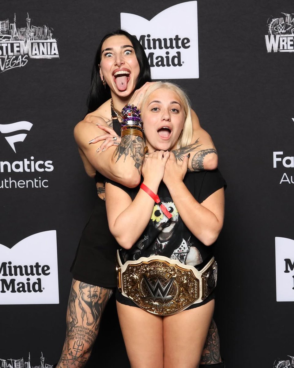 AMari552's tweet image. More pics from @RheaRipley_WWE meet and greet with awesome poses with her most loyable mosherz around the globe 🌍💫 
How much I have to spend to be neck choked by her??? 

#Wrestlemania #RheaRipley #meetandgreet 

📸:@colorofhieu and @suplexsisters (IG)