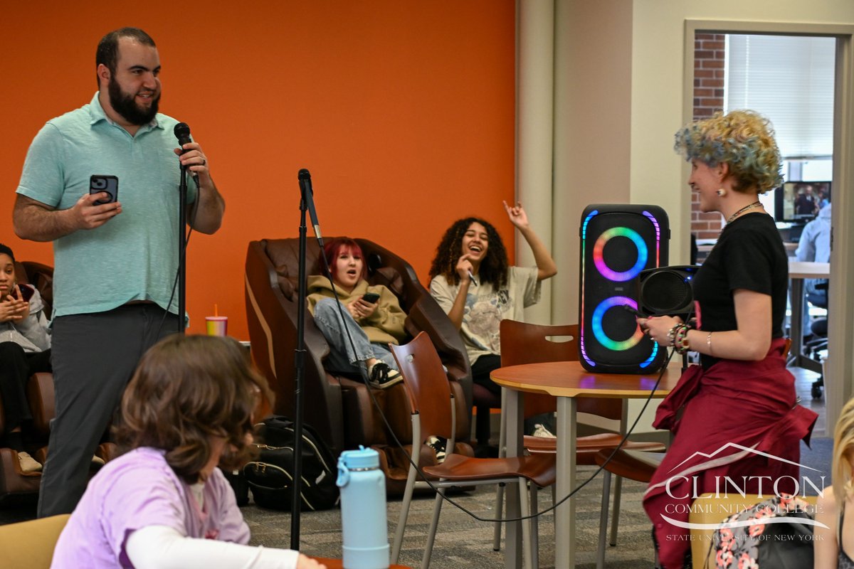 ClintonSUNY's tweet image. Open Mic moments from this week🎤✨

Nothing beats seeing creativity in action.

#WeWork #ClintonCommunity