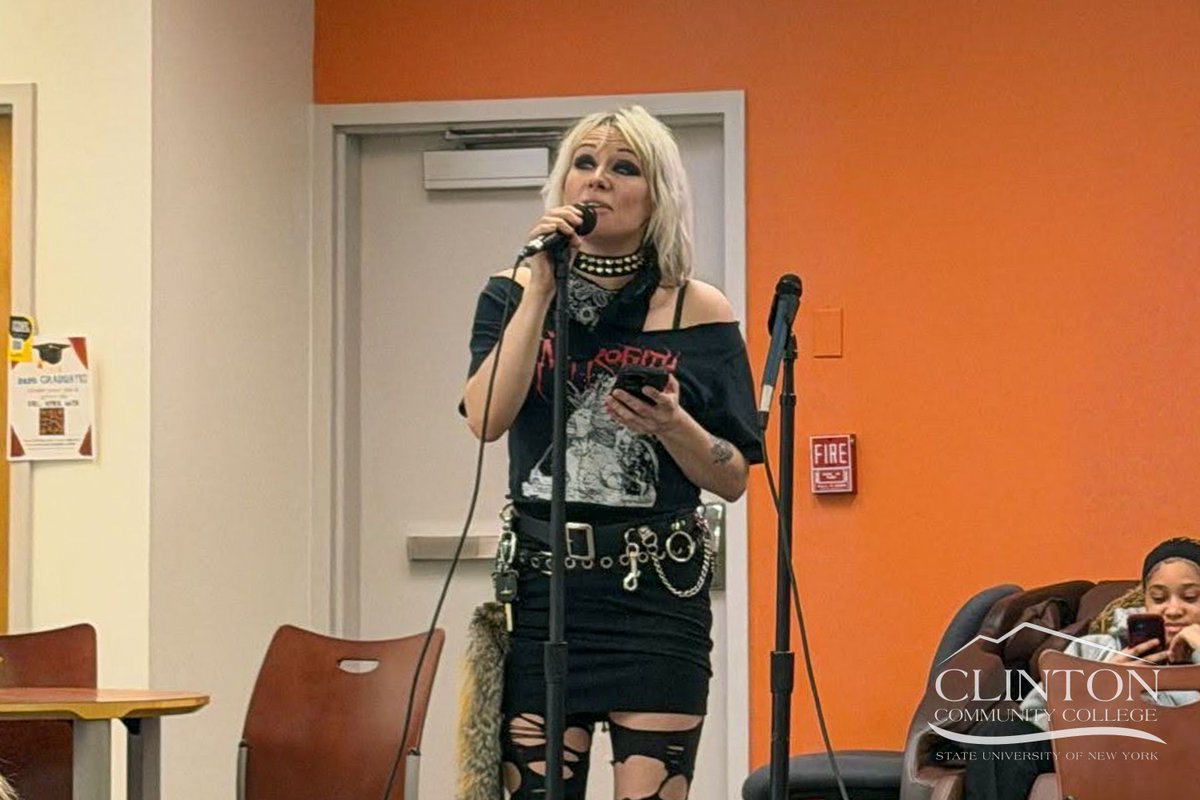 ClintonSUNY's tweet image. Open Mic moments from this week🎤✨

Nothing beats seeing creativity in action.

#WeWork #ClintonCommunity