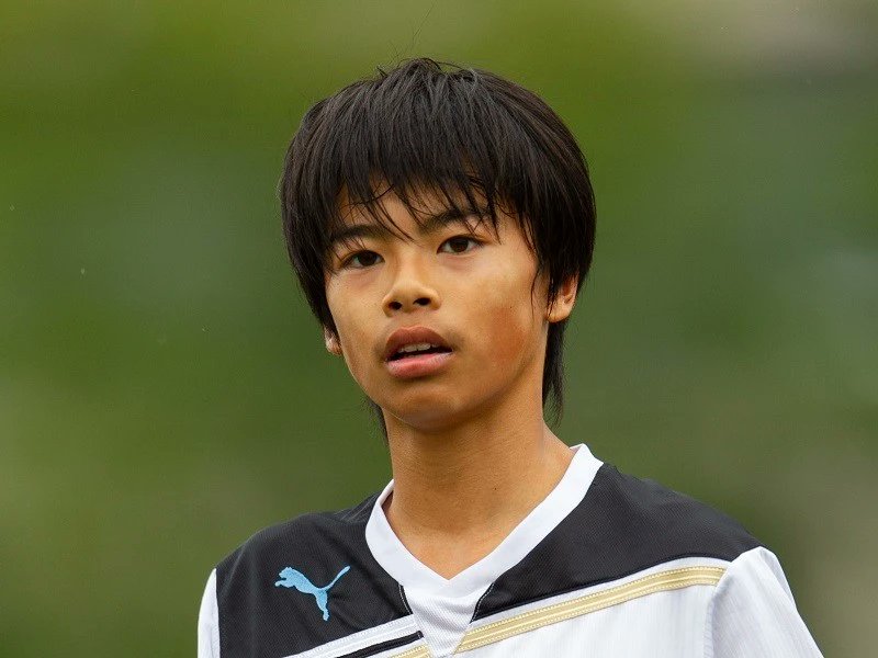 coach_katayama's tweet photo. 狹き入団テストを突破した少年。

でも待っていたのは、
圧倒的な「体格差」という現実。

ボールを持てばすぐ奪われる。
仲間に怒鳴られる日々。

悔しさのあまり泣き崩れた。
それでも彼は逃げなかった。

「体が小さいなら、頭を使えばいい」

相手の体重のかかり方を読み、
タイミングをずらす技術を磨き続ける。

高校卒業時、プロ昇格のオファーが届く。
誰もが羨む夢の切符。

「今の自分では、プロで通用する自信がない」

冷静すぎるほどの決断。
彼は大学進学を選ぶ。

大学の4年間は、狂ったような努力の日々。

授業の空き時間はすべて筋トレ。
練習後は、監督に怒られるまで「1対1」。

そして、自分のドリブルを「科学」し始める。

頭にセンサーをつけ、
「上手いドリブラーはどこを見ているのか」を研究。

「ボールじゃなく、相手のひざや股関節の向きを見ている」

自分の感覚を数字で証明し、
武器を磨き続けた。

その実力は、大学生ながらプロからゴールを奪うほどだった。

そして、満を持してプロの世界へ。

プロ1年目。
新人最多の13ゴール12アシスト。日本中を驚かせた。

海外移籍でも、逆境は続く。
言葉も通じない、孤独な異国の地。

0-2で負けている絶望的な状況。
後半から出場し、1人で3点をもぎ取り逆転。

その日から、欧州が彼の名前を覚え始めた。

世界最高峰のプレミアリーグに渡ってからも止まらない。

慢性的な腰痛と戦いながら、
地味なトレーニングを黙々と積み重ねる。

W杯では、スペイン戦の「1ミリ」で世界を震わせた。

それでも彼は満足しない。

「チームの中心と思われるような活躍がしたい」

その男の名は、三笘薫。

泣いていた少年は、コツコツと積み重ねた先に、世界を切り裂く男になった。
