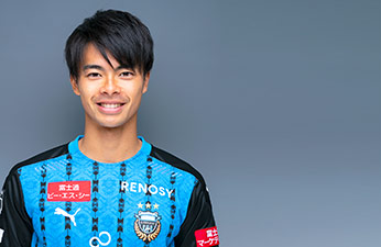 coach_katayama's tweet photo. 狹き入団テストを突破した少年。

でも待っていたのは、
圧倒的な「体格差」という現実。

ボールを持てばすぐ奪われる。
仲間に怒鳴られる日々。

悔しさのあまり泣き崩れた。
それでも彼は逃げなかった。

「体が小さいなら、頭を使えばいい」

相手の体重のかかり方を読み、
タイミングをずらす技術を磨き続ける。

高校卒業時、プロ昇格のオファーが届く。
誰もが羨む夢の切符。

「今の自分では、プロで通用する自信がない」

冷静すぎるほどの決断。
彼は大学進学を選ぶ。

大学の4年間は、狂ったような努力の日々。

授業の空き時間はすべて筋トレ。
練習後は、監督に怒られるまで「1対1」。

そして、自分のドリブルを「科学」し始める。

頭にセンサーをつけ、
「上手いドリブラーはどこを見ているのか」を研究。

「ボールじゃなく、相手のひざや股関節の向きを見ている」

自分の感覚を数字で証明し、
武器を磨き続けた。

その実力は、大学生ながらプロからゴールを奪うほどだった。

そして、満を持してプロの世界へ。

プロ1年目。
新人最多の13ゴール12アシスト。日本中を驚かせた。

海外移籍でも、逆境は続く。
言葉も通じない、孤独な異国の地。

0-2で負けている絶望的な状況。
後半から出場し、1人で3点をもぎ取り逆転。

その日から、欧州が彼の名前を覚え始めた。

世界最高峰のプレミアリーグに渡ってからも止まらない。

慢性的な腰痛と戦いながら、
地味なトレーニングを黙々と積み重ねる。

W杯では、スペイン戦の「1ミリ」で世界を震わせた。

それでも彼は満足しない。

「チームの中心と思われるような活躍がしたい」

その男の名は、三笘薫。

泣いていた少年は、コツコツと積み重ねた先に、世界を切り裂く男になった。