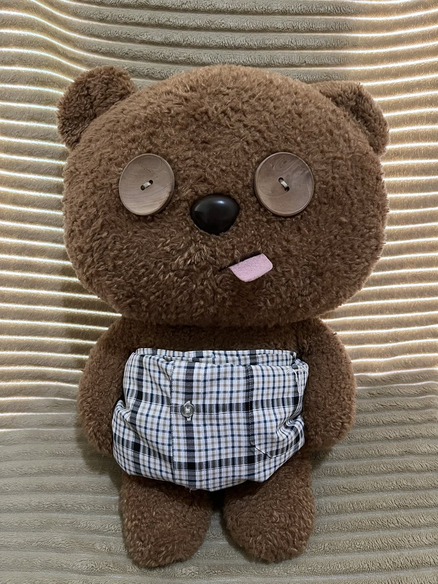 melindutc's tweet photo. ini tim🐻🤎
selalu ada di atas kasur nemenin tidur, ngeselin si melet mukanya.
tapi yang berharga banget karna tim pake baju yang terakhir mama pake, secara ga langsung gua anggep mama masih tidur bareng gua walaupun nyatanya engga. https://t.co/H1ATBovQ3h