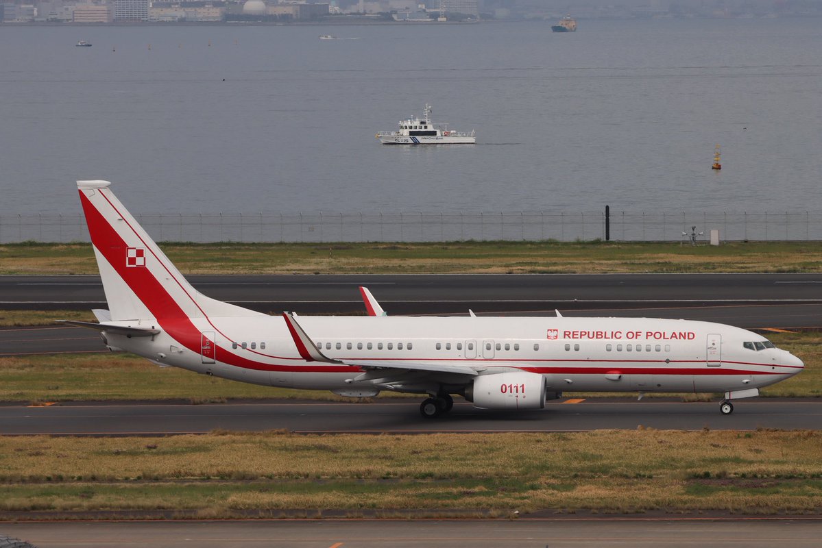 amy1410bi's tweet image. 2026.04.15  羽田空港［RJTT］
ポーランド空軍　🇵🇱政府専用機
Boeing 737-8TV BBJ2 【0111】

4月13〜15日の日程で来日した、ポーランドのドナルド・トゥスク首相を乗せた🇵🇱政府専用機です。

羽田→ソウル→ドゥシャンベ→ワルシャワの順路で無事帰国されました。
#ポーランド空軍　#羽田空港　#RJTT