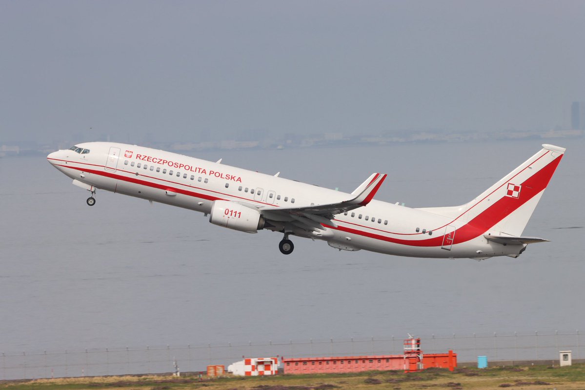 amy1410bi's tweet image. 2026.04.15  羽田空港［RJTT］
ポーランド空軍　🇵🇱政府専用機
Boeing 737-8TV BBJ2 【0111】

4月13〜15日の日程で来日した、ポーランドのドナルド・トゥスク首相を乗せた🇵🇱政府専用機です。

羽田→ソウル→ドゥシャンベ→ワルシャワの順路で無事帰国されました。
#ポーランド空軍　#羽田空港　#RJTT