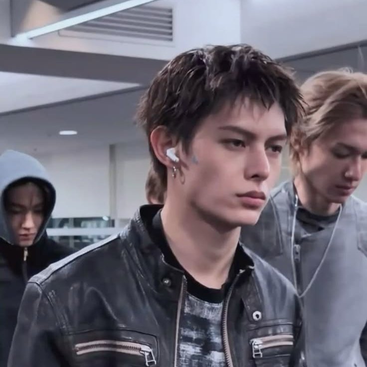 james' crop top is red 🎐 tweet media