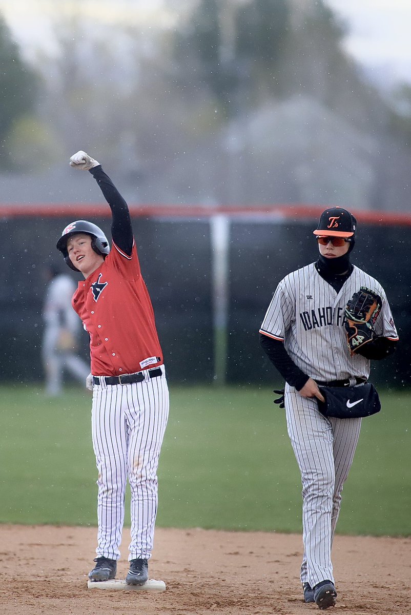 lammyslowdown's tweet image. Happy #Snowday #SeniorDay Thursday to victorious @HHS_KnightsBB 7, @IFHS_Tigers 6 at the H-bomb 

#idpreps @ThePostRegister