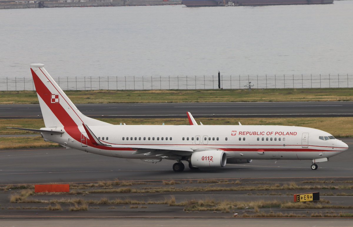amy1410bi's tweet image. 2026.04.15  羽田空港［RJTT］
ポーランド空軍　🇵🇱政府専用機
Boeing 737-8TV BBJ2 【0112】

2機目も約20分後に羽田空港を離陸し、ポーランドへの帰路へ。

見慣れたB737-800ベースの飛行機ですが、フレアを含むミサイル防御システムを搭載した機体です。
#ポーランド空軍　#羽田空港　#RJTT